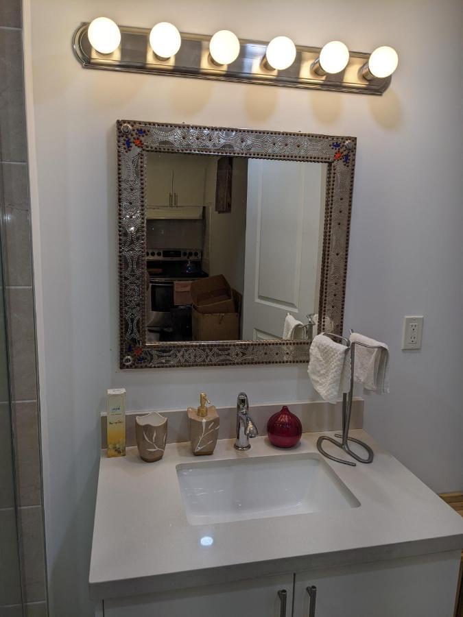 Bright Parkdale Court - Little Portugal W/ Free Parking Apartment Торонто Екстериор снимка