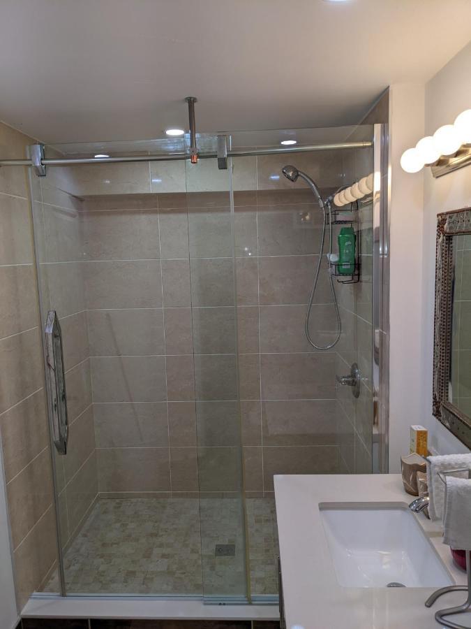 Bright Parkdale Court - Little Portugal W/ Free Parking Apartment Торонто Екстериор снимка