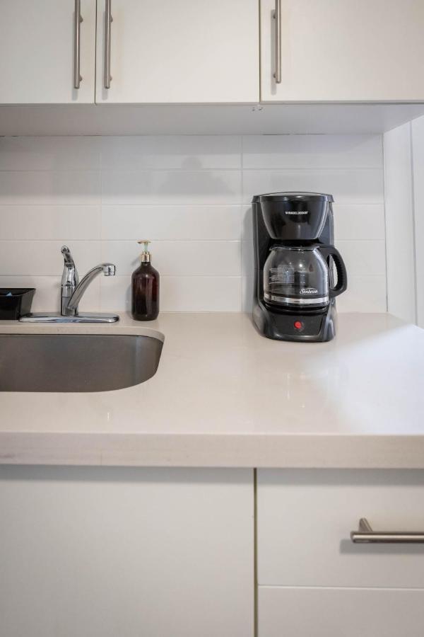 Bright Parkdale Court - Little Portugal W/ Free Parking Apartment Торонто Екстериор снимка