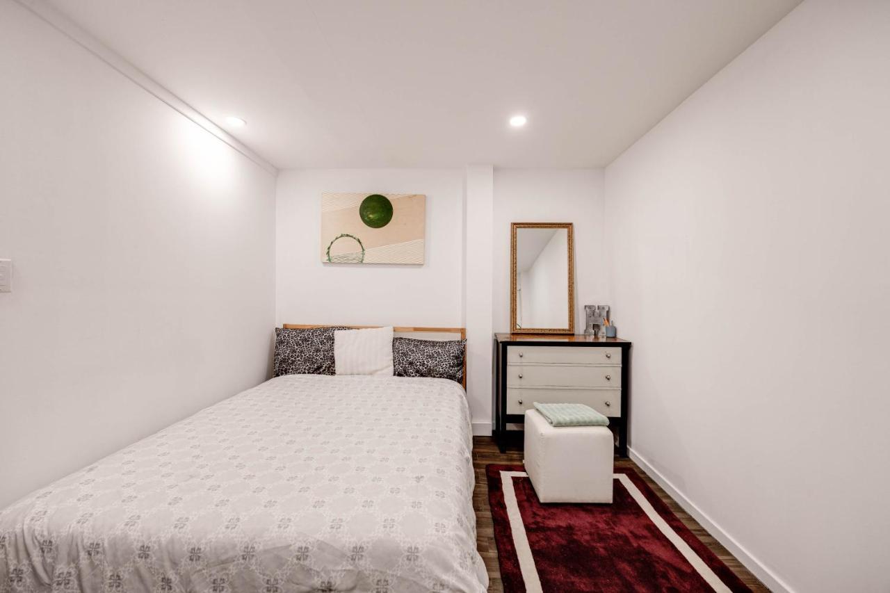 Bright Parkdale Court - Little Portugal W/ Free Parking Apartment Торонто Екстериор снимка