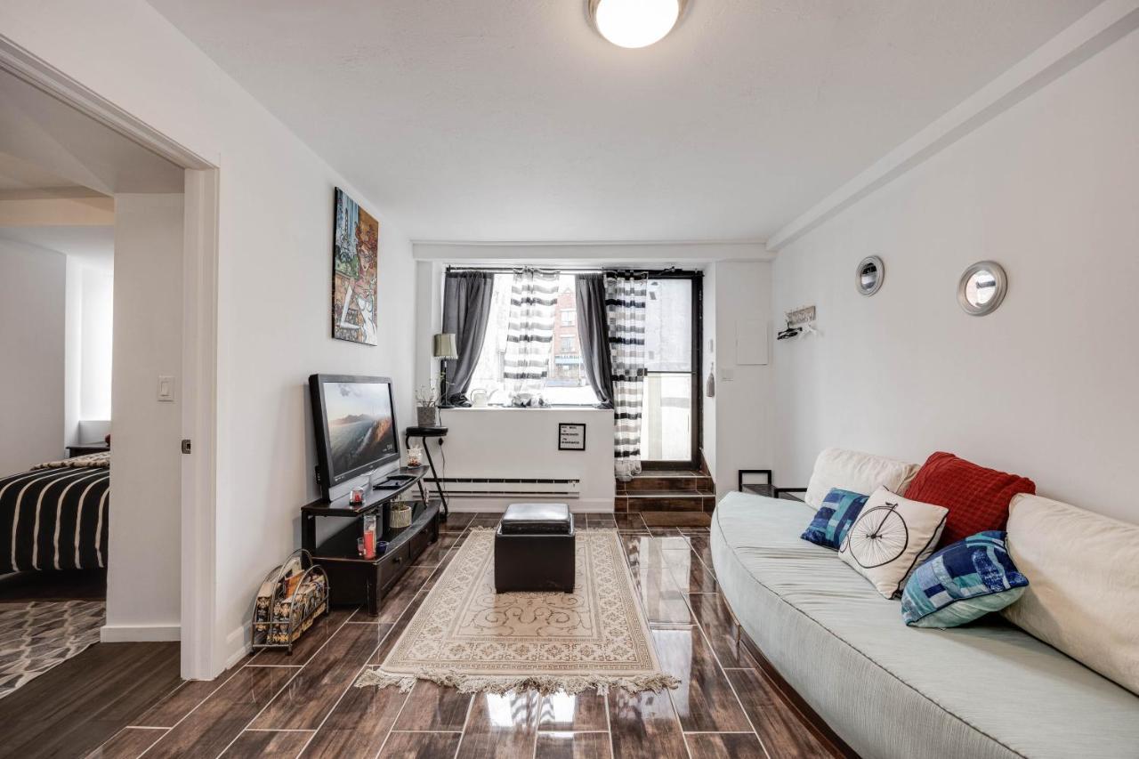 Bright Parkdale Court - Little Portugal W/ Free Parking Apartment Торонто Екстериор снимка