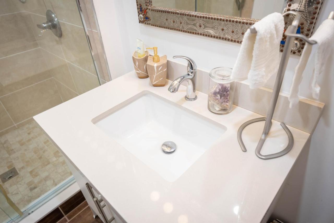 Bright Parkdale Court - Little Portugal W/ Free Parking Apartment Торонто Екстериор снимка