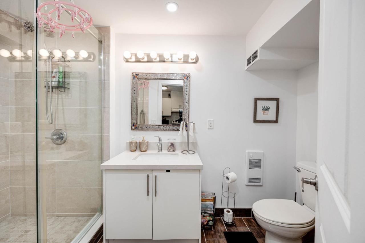 Bright Parkdale Court - Little Portugal W/ Free Parking Apartment Торонто Екстериор снимка