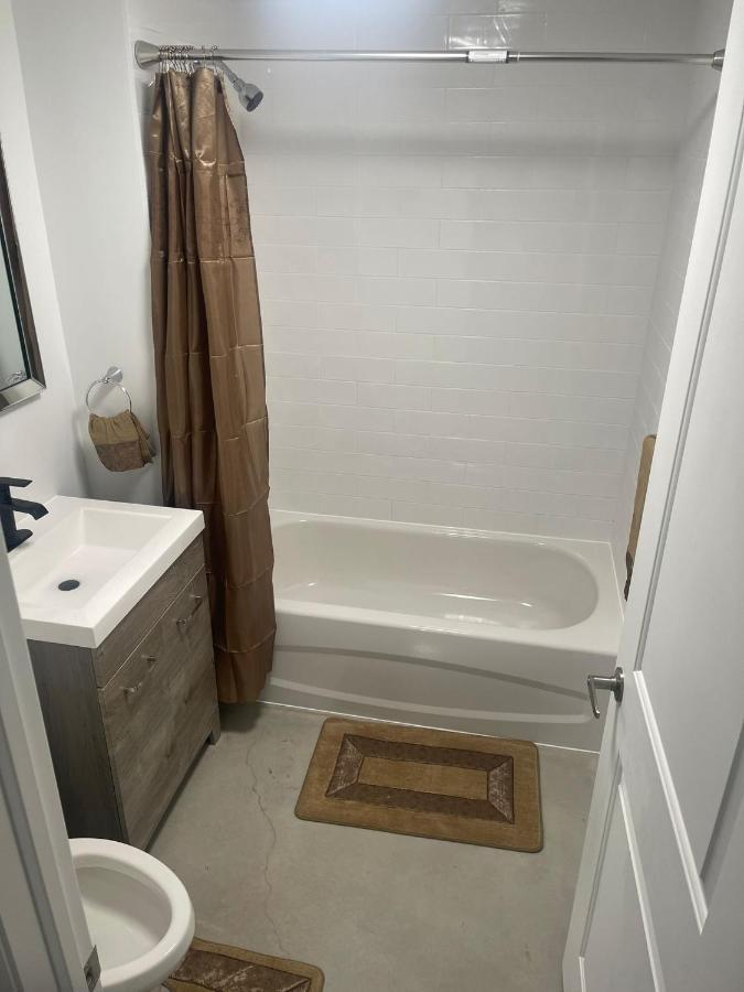 Bright Parkdale Court - Little Portugal W/ Free Parking Apartment Торонто Екстериор снимка