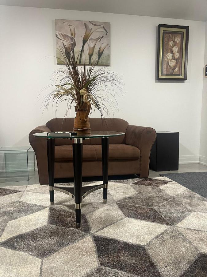 Bright Parkdale Court - Little Portugal W/ Free Parking Apartment Торонто Екстериор снимка