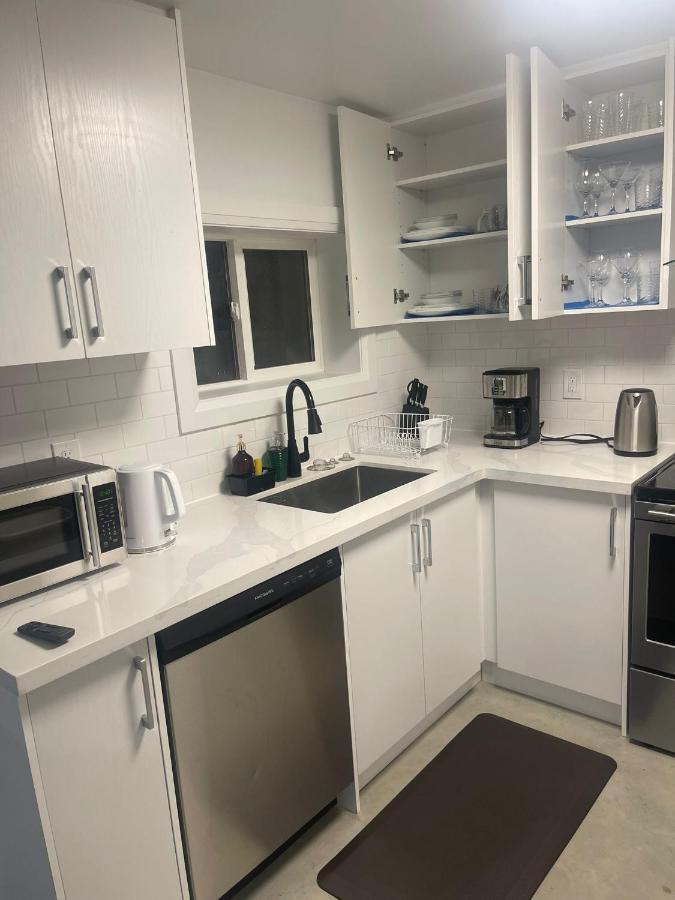 Bright Parkdale Court - Little Portugal W/ Free Parking Apartment Торонто Екстериор снимка