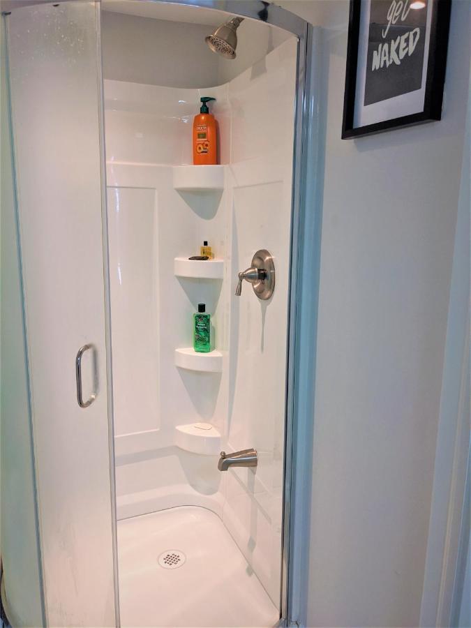 Bright Parkdale Court - Little Portugal W/ Free Parking Apartment Торонто Екстериор снимка