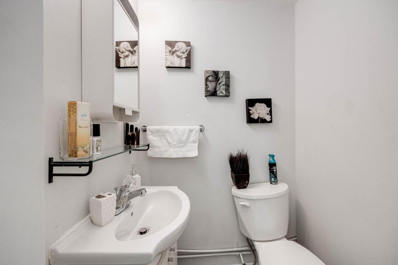 Bright Parkdale Court - Little Portugal W/ Free Parking Apartment Торонто Екстериор снимка