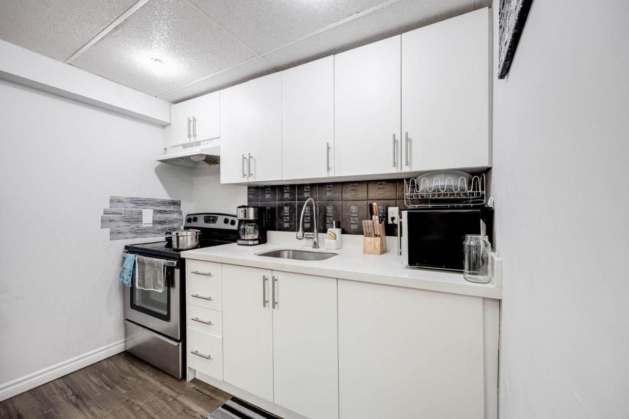 Bright Parkdale Court - Little Portugal W/ Free Parking Apartment Торонто Екстериор снимка